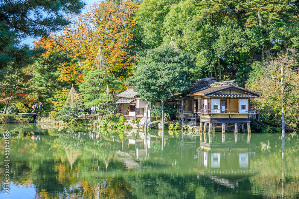 Fototapeta premium 秋の兼六園 石川県金沢市 Kenrokuen in autumn. Ishikawa Prefecture, Kanazawa City.