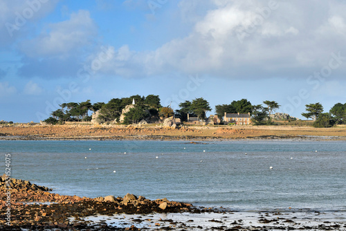 Marée basse dans la baie de Port-Blanc Penvénan en Bretagne - France