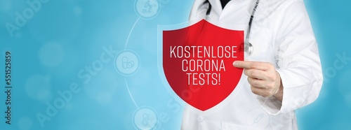 Kostenlose Corona-Tests!. Arzt hält rotes Schutzschild umgeben von Icons im Kreis. Medizinisches Wort im Symbol