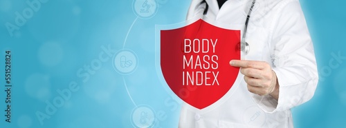 Body mass index (BMI). Arzt hält rotes Schutzschild umgeben von Icons im Kreis. Medizinisches Wort im Symbol