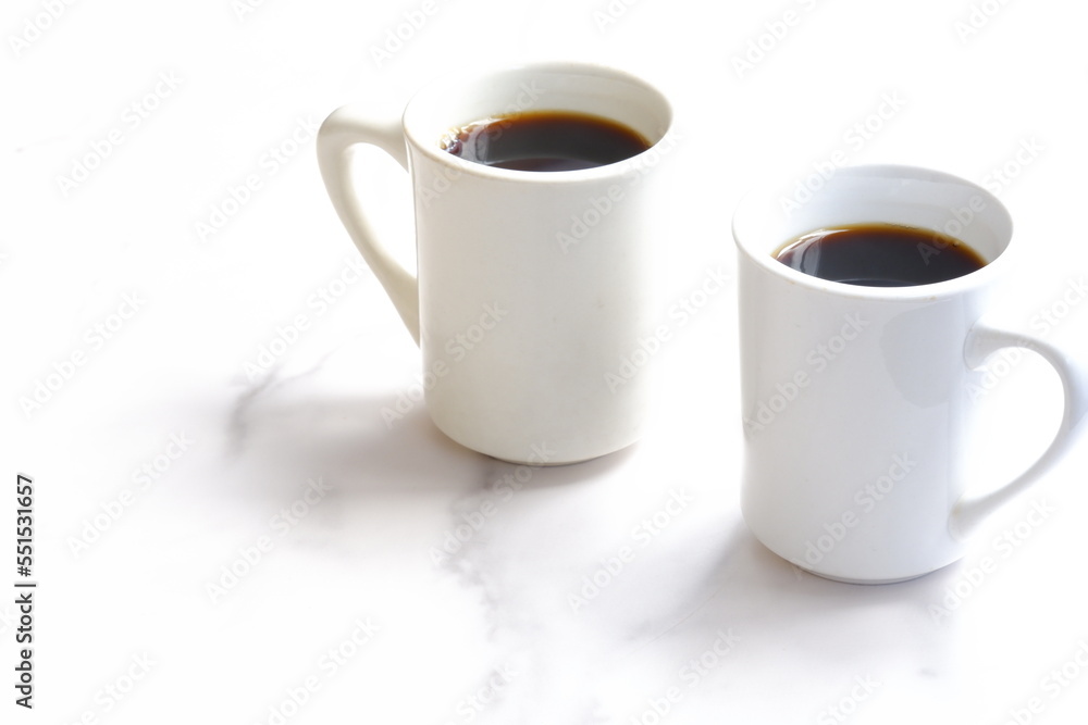 コーヒーが入った2つのマグカップ