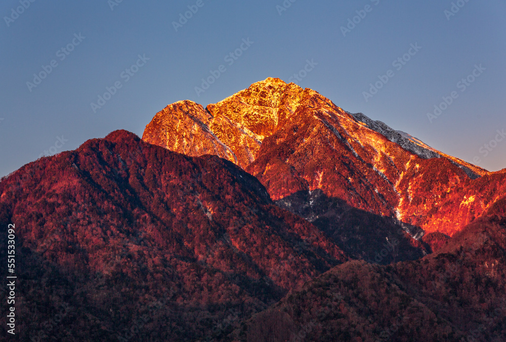 北杜市から秋色に輝く朝の南アルプス、甲斐駒ヶ岳、アサヨ峰