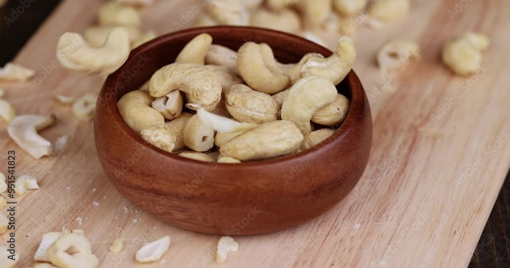 Sprinkle chunks and whole cashew nuts, peeled cashew nuts during grinding Sprinkle chunks and whole cashew nuts, peeled cashew nuts during grinding