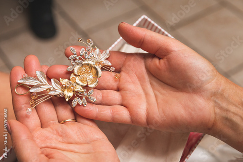 Fotografie Une broche à cheveux dans les mains