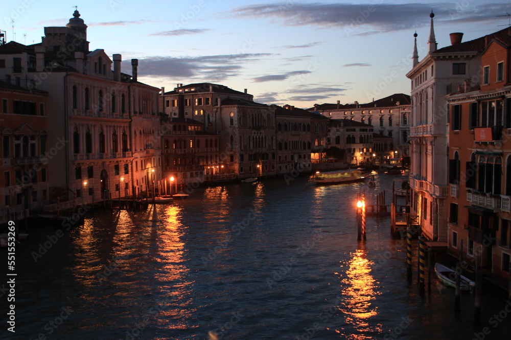 Vue nocturne du Grand canal du pont Accademia