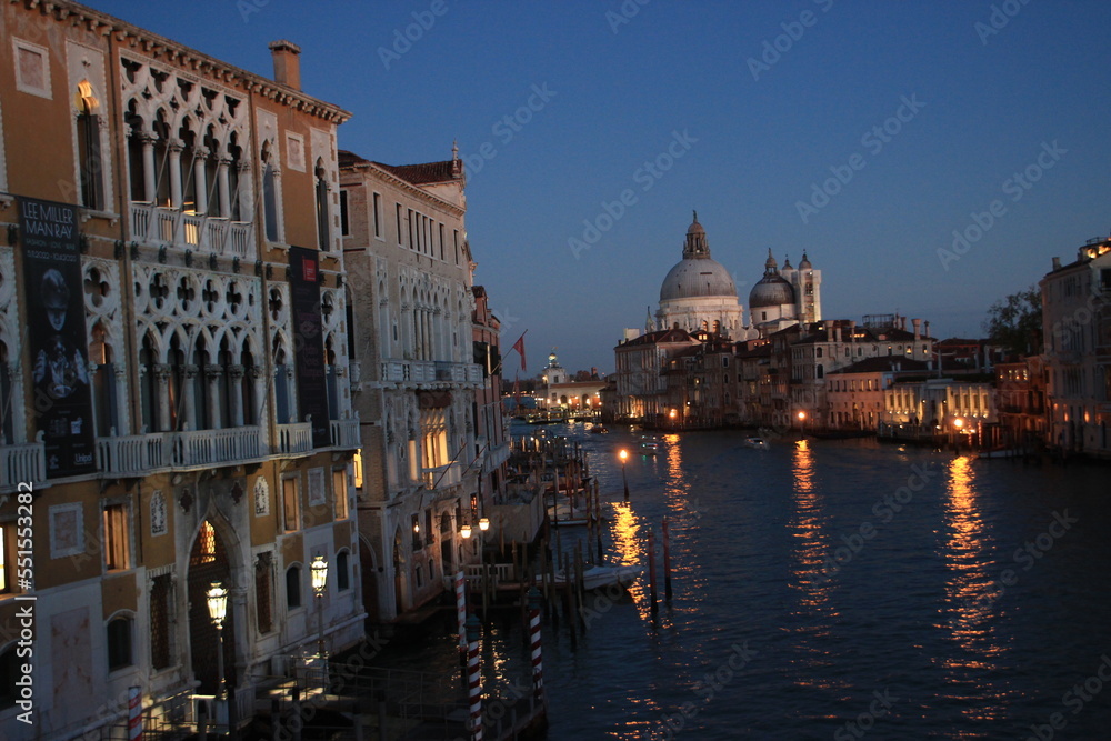 Vue nocturne du Grand canal de Venise
