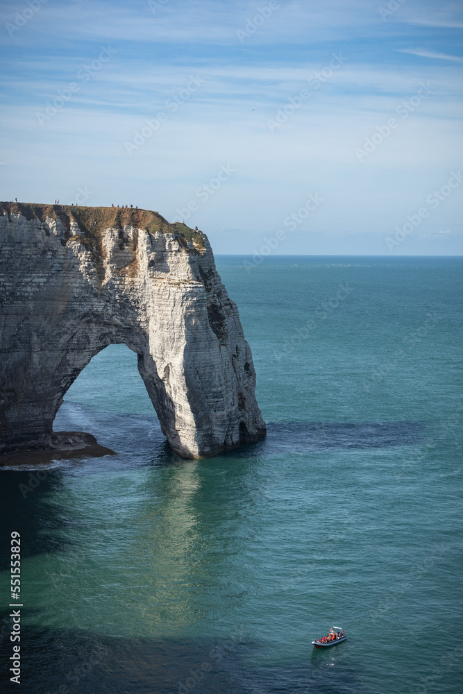 Fototapeta premium The arch of the cliffs of Etretat from the top of the cliffs of Etretat at high tide