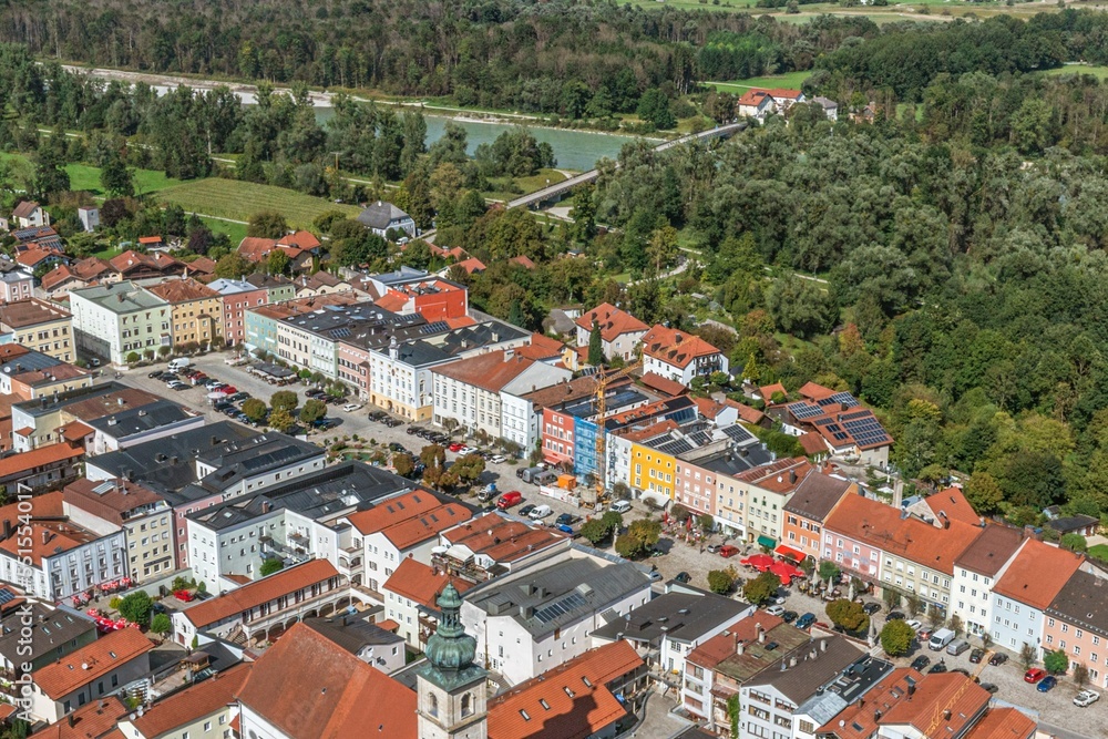 Ausblick auf den Stadtplatz von Tittmoning mit Bürgerhäusern im typischen Inn-Salzach-Stil