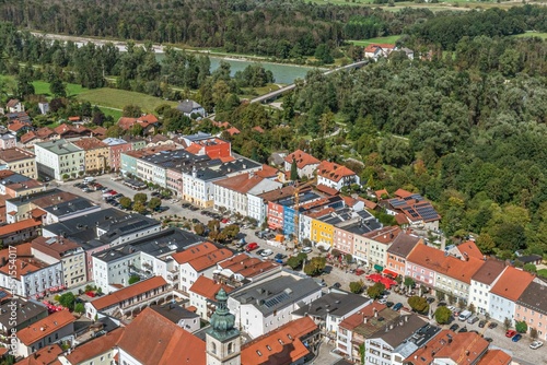 Ausblick auf den Stadtplatz von Tittmoning mit B  rgerh  usern im typischen Inn-Salzach-Stil