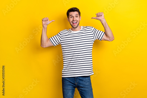 Tableau sur toile Photo of impressed funny man wear white shirt pointing thumbs himself isolated y