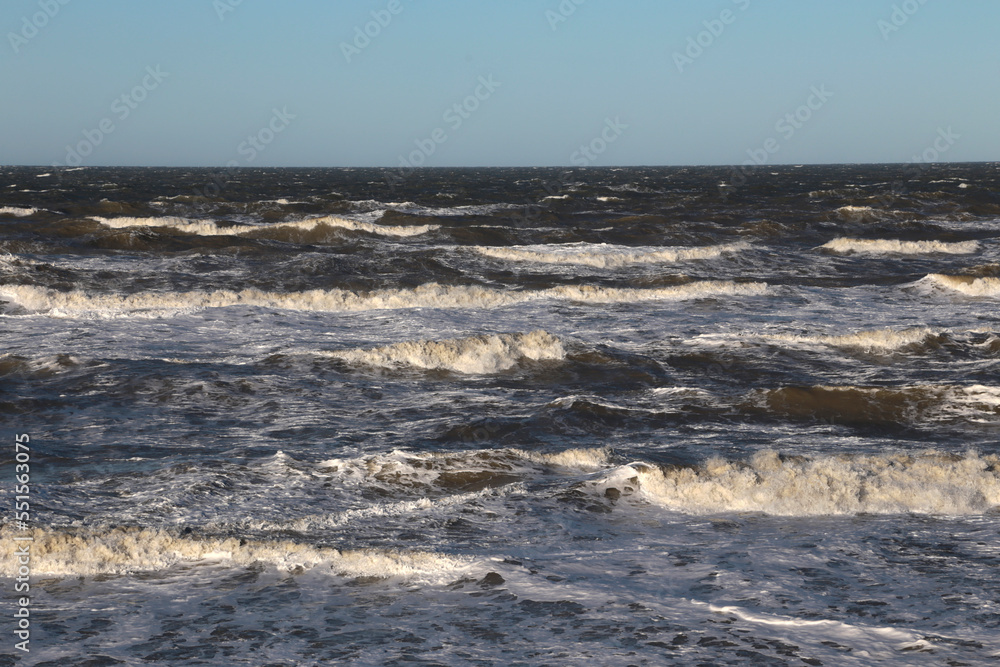 Strand an der Nordsee in Dänemark im Winter bei Sturm und Sonnenschein