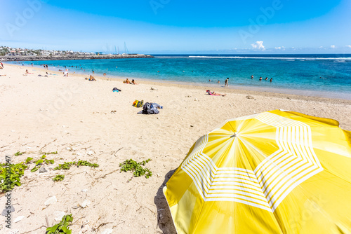 Parasol jaune sur plage de saint-pierre, île de la Réunion 