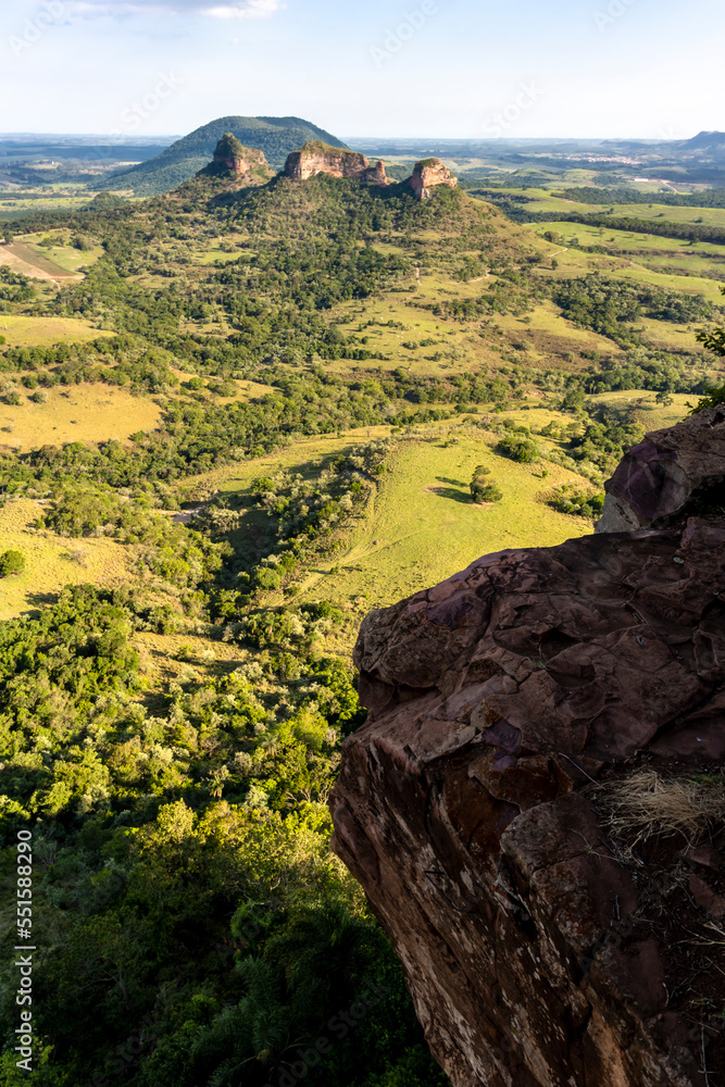 Obraz premium Panoramic view of Mount Three Stones from the Indian stone in the region of the cities of Botucatu, Bofete and Pardinho. Interior of the state of São Paulo. Brazil.