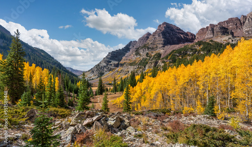 Fototapeta Naklejka Na Ścianę i Meble -  Autumn colors on the trail Maroon Bells Scenic Area - near Aspen, Colorado