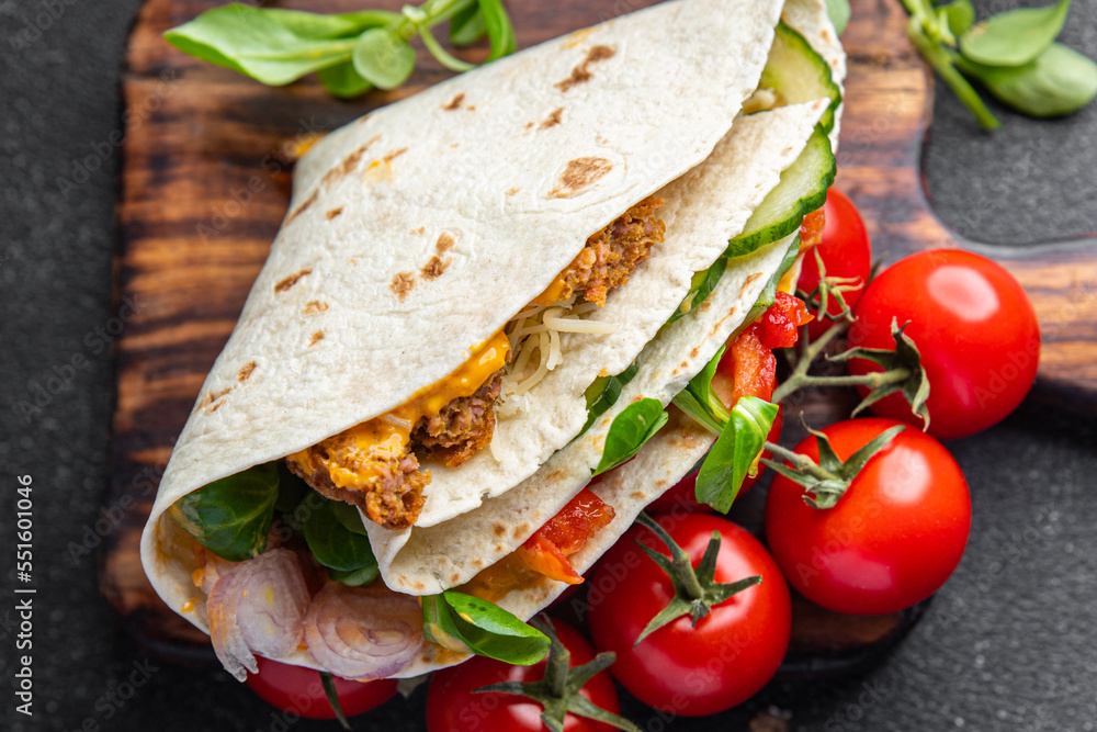 Obraz premium taco snack meat, vegetable, lettuce pork, lamb, turkey meal food on the table copy space food background rustic top view