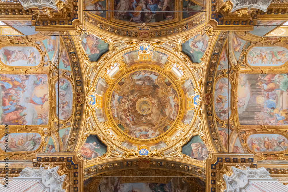 Voute à l'intérieur de la Basilique Santissima Annunziata del Vastato à Gênes en Italie.