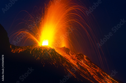 heftige Eruption des Vulkans Stromboli, Liparische Inseln, Sizilien