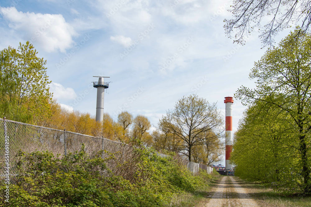 Obraz premium Weg zum Radarturm und Leuchtturm Oberfeuer Bubendey-Ufer