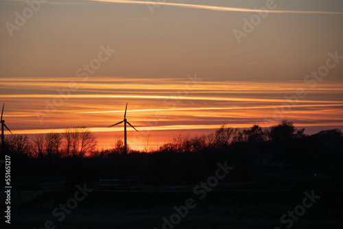 Sillhuette von Windrädern bei Sonnenuntergang photo