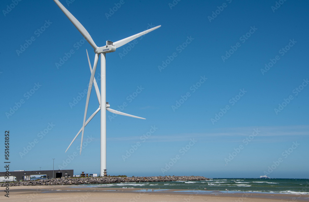 Windräder am Strand an der Nordsee 
