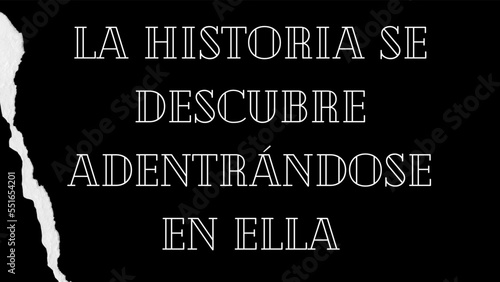 La historia se descubre adentrándose en ella. Frase sobre fondo negro. Vector ilustración