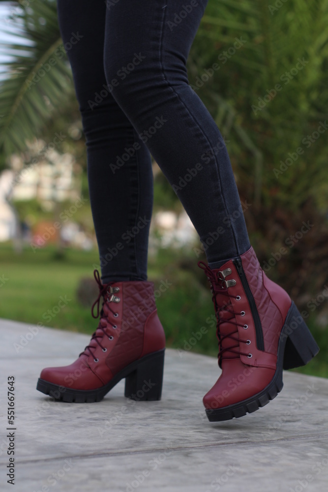 Chica usando zapatos con taco ancho. Chica usando zapatos con taco ancho.