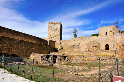 Fotografía the Lombardia castle and the Pisan tower enna sicily italy