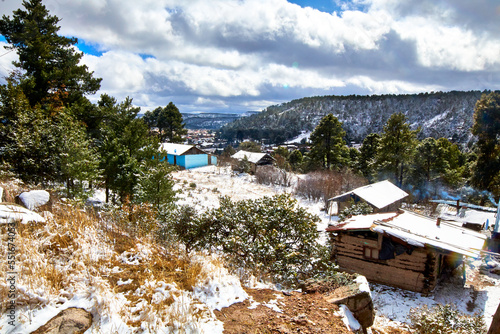 Fotografia village in winter with snow covering all around, creel chihuahua