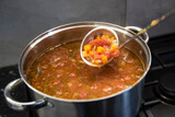Gorąca zupa toskańska w dużym garnku z chochlą