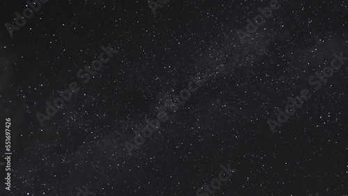 Timelapse movimiento de la vía láctea en un cielo nocturno con nubes y estrellas fugaces  photo