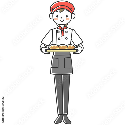 トレーに載せたパンを運ぶベーカリーの従業員