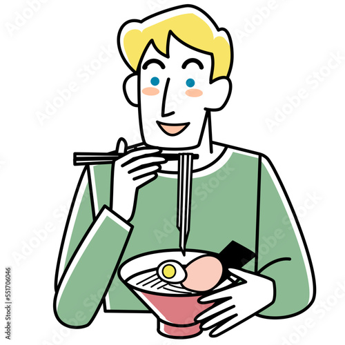 ラーメンを食べる外国人男性の上半身