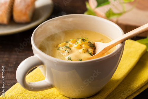 Wallpaper Mural ほんわか湯気が立つ、温かいコーンポタージュスープ Torontodigital.ca