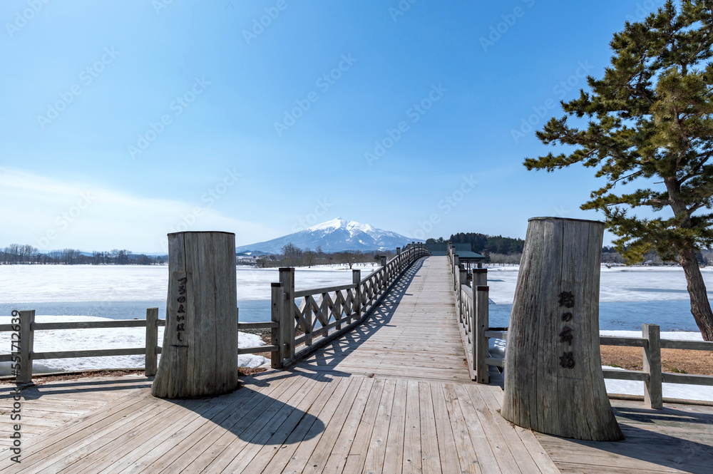 Fototapeta premium 【青森県鶴田町】津軽富士見湖から岩木山の見える風景。湖は江戸時代、弘前藩が新田開発のため造らせた。