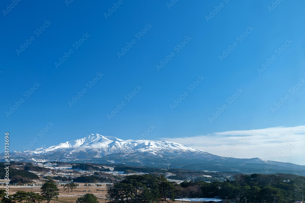 【秋田県にかほ市】九十九島と鳥海山の見える風景