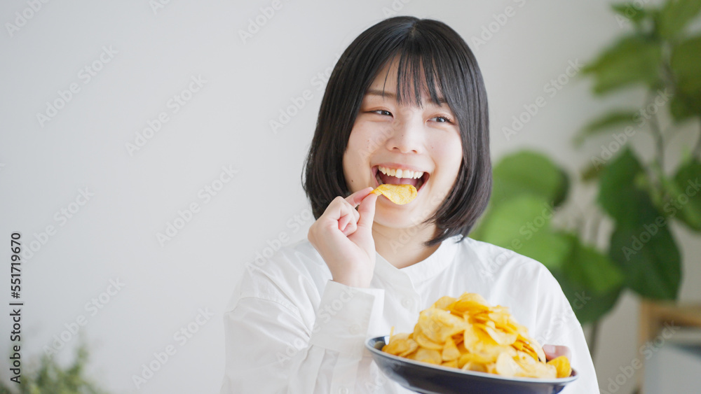 ポテトチップスを食べる女性(不健康・ダイエット).. ポテトチップスを食べる女性(不健康・ダイエット)..