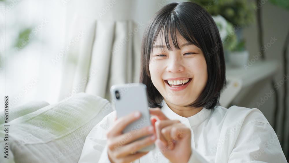 スマートフォンを操作するミドル女性.. スマートフォンを操作するミドル女性..