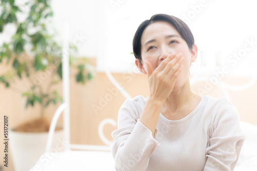 Free Download 寝不足や花粉症のイメージに使える女性のアップ 左にコピースペースあり - GFXLoad