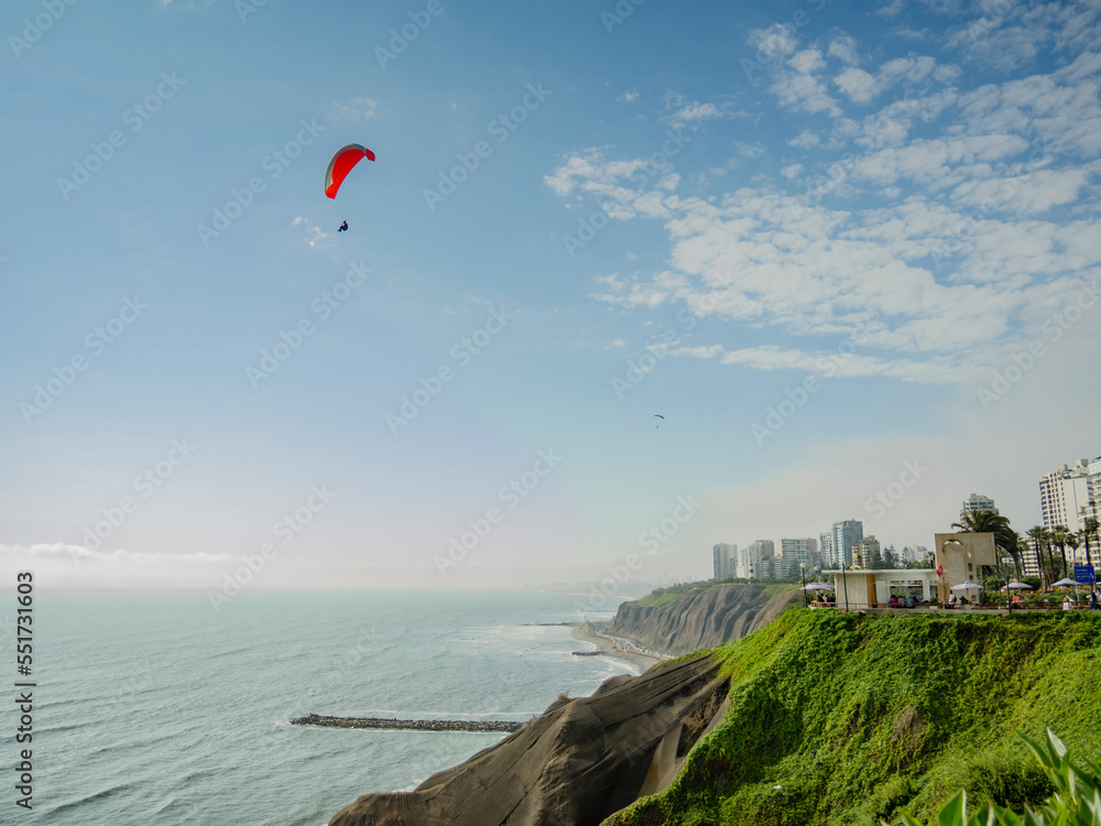 Parapente en la costa de Lima, Perú, Sudamérica
