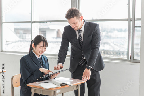 Wallpaper Mural 語学留学でアジア人の高校生・中学生に指導する欧米人講師（英語・英会話）
 Torontodigital.ca
