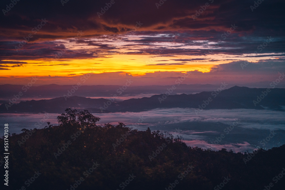 Obraz premium Mountains and scenery in the early morning