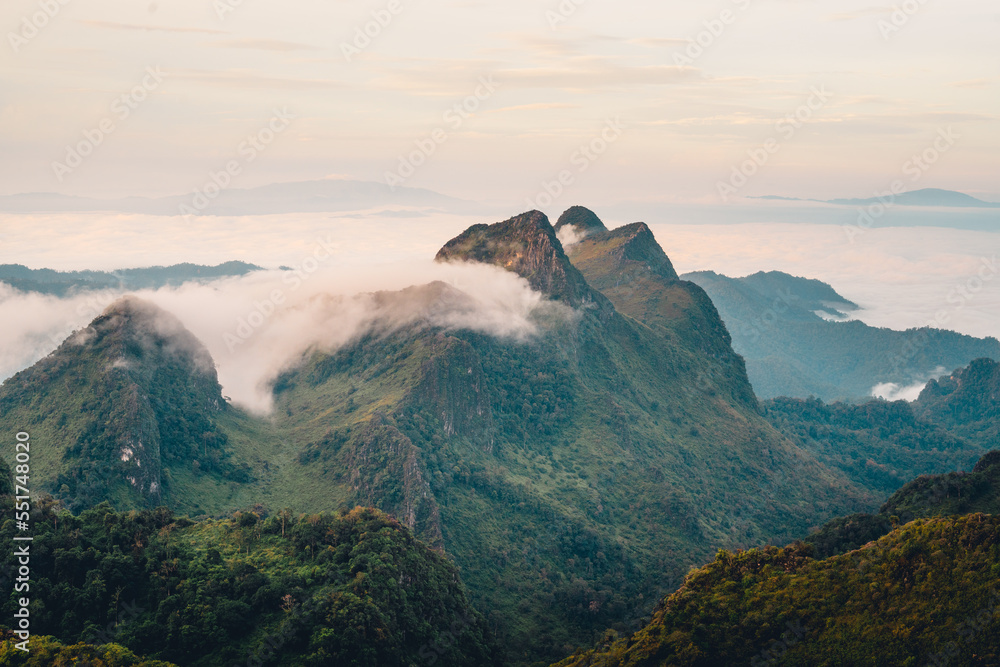 Naklejka premium Mountains and scenery in the early morning