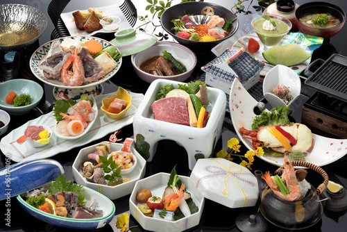 和食・豪華な会席料理・日本料理 © PONPON