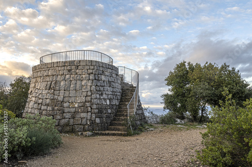 Tour génoise surplombant la mer méditerranée sur la Côte d'Azur © Bernard