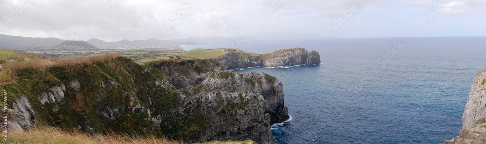  Falaises de Ponta do Cintrao vue du belvédère des baleines sur l'île de Sao Miguel dans l'archipel des Açores. Portugal Europe