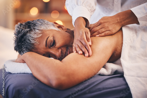 Foto Beauty spa, massage and senior woman relax and enjoy body care treatment in massage therapy