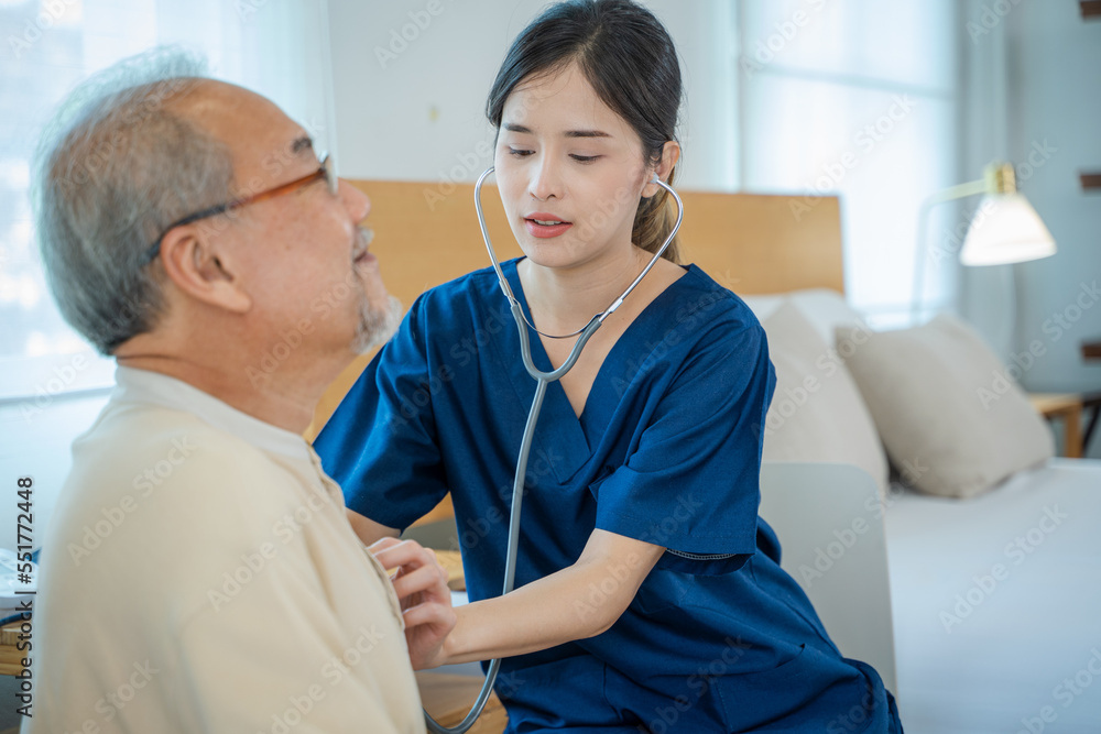 Obraz premium Nurse examines the stethoscope and checks the lungs of the heart of senior man in a nursing home.