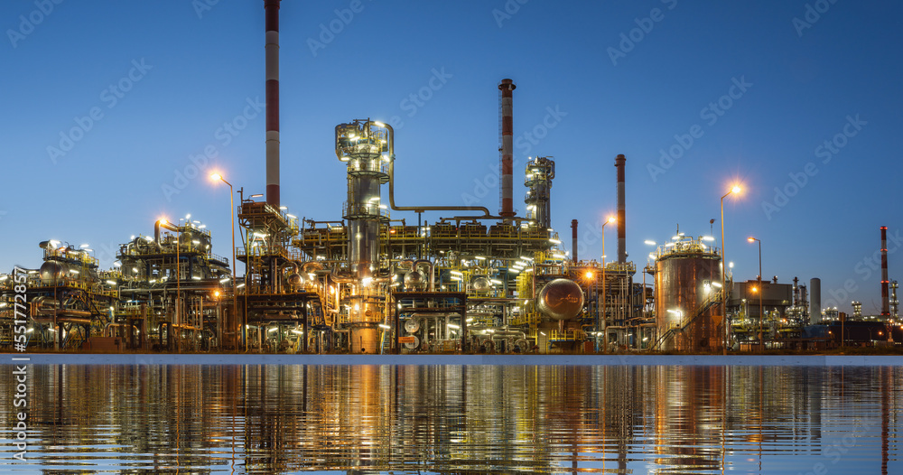 Naklejka premium Modern oil refinery and its reflection in water