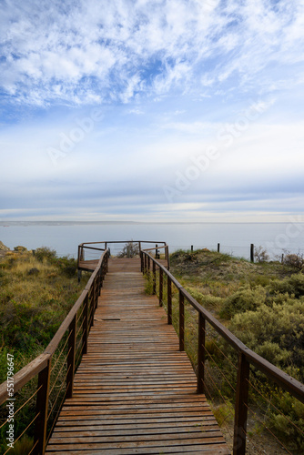 camino hacia el mar  de madera  un dia de verano  nublado  por la ma  ana