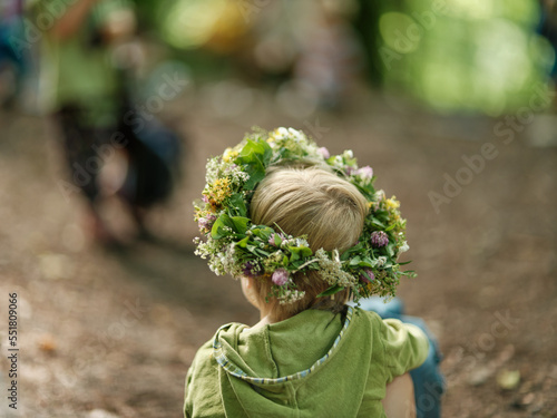 Johanni - Waldorfkindergarten mit Blumenkränzen photo